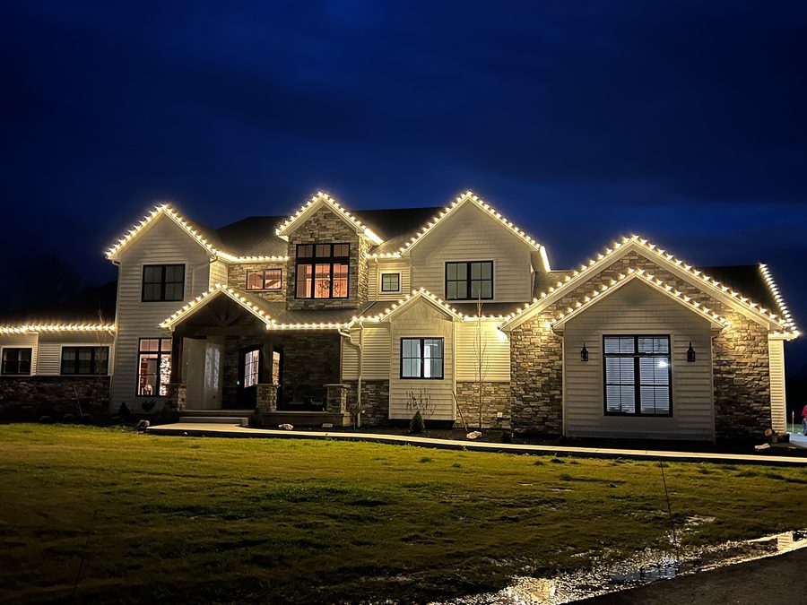 Full roofline installation, warm white C9 — LitUp Vancouver installation